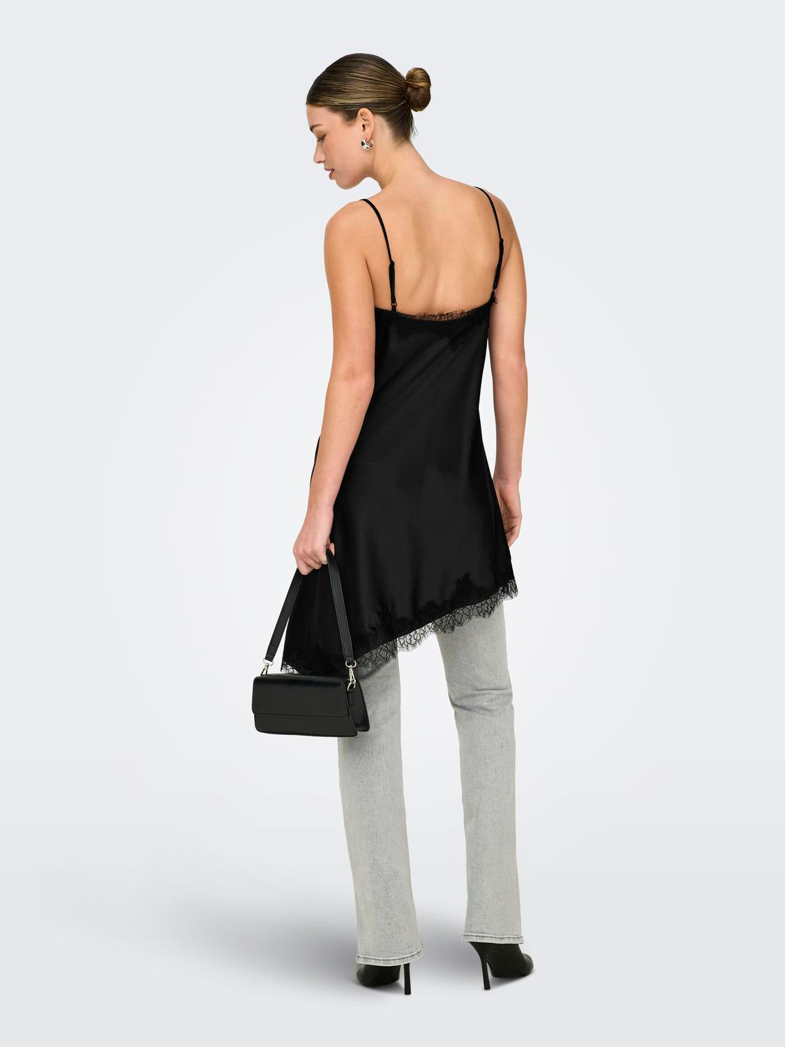 model_shot-back